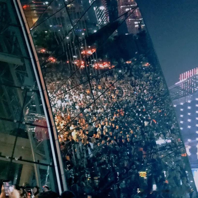 跨年人群被两块大屏时差整懵圈 跨年本是充满仪式感的时刻，可这两块大屏的时差却搞出