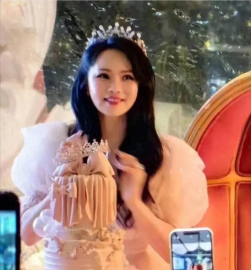 伊能静55岁生日，美爆了！一袭粉色泡泡公主裙，活成了自己的女王，更活成了秦昊的小