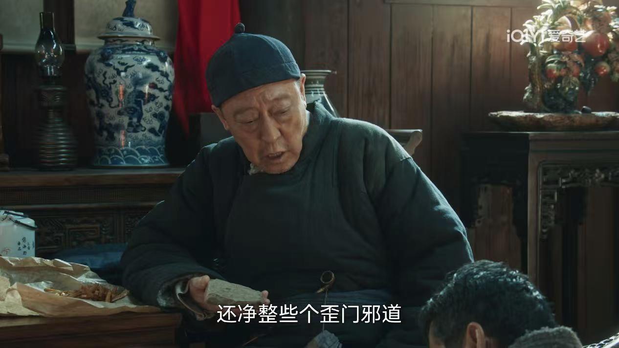 《生万物》中宁学祥再不堪，他对老婆，对孩子都没有话说。

比如他自己穿补丁出去捡