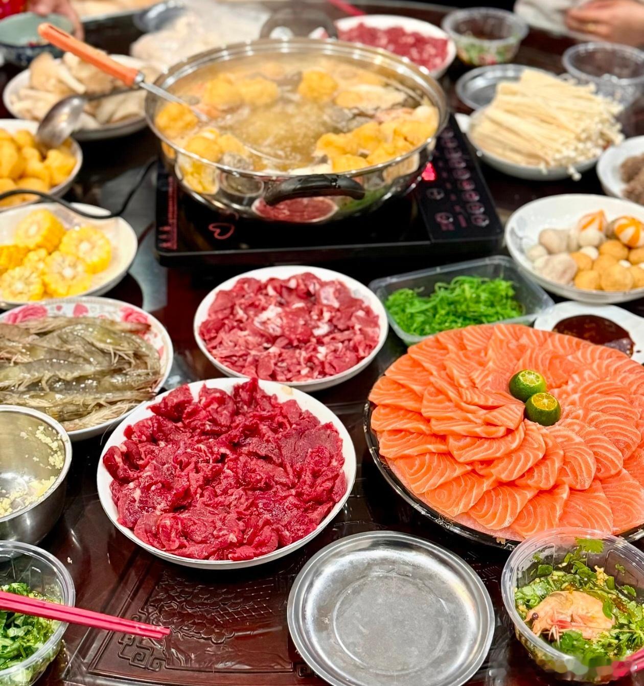 家庭版火锅聚会黄金金价财经黄金美食时刻