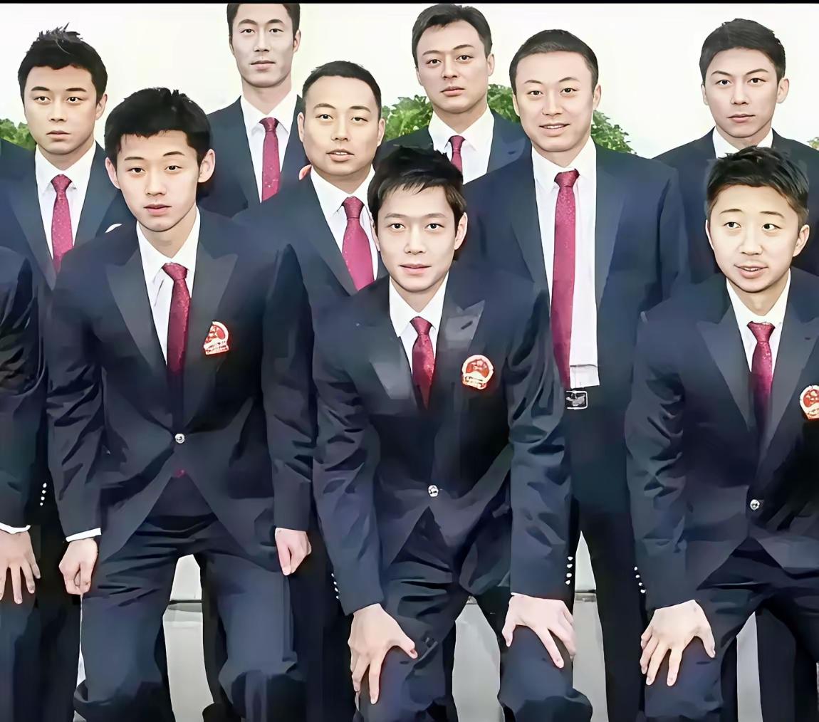 哎呀，还有一张这么珍贵的合影呢那时候的教练们看起来都好年轻呀，那时候他们还是初出