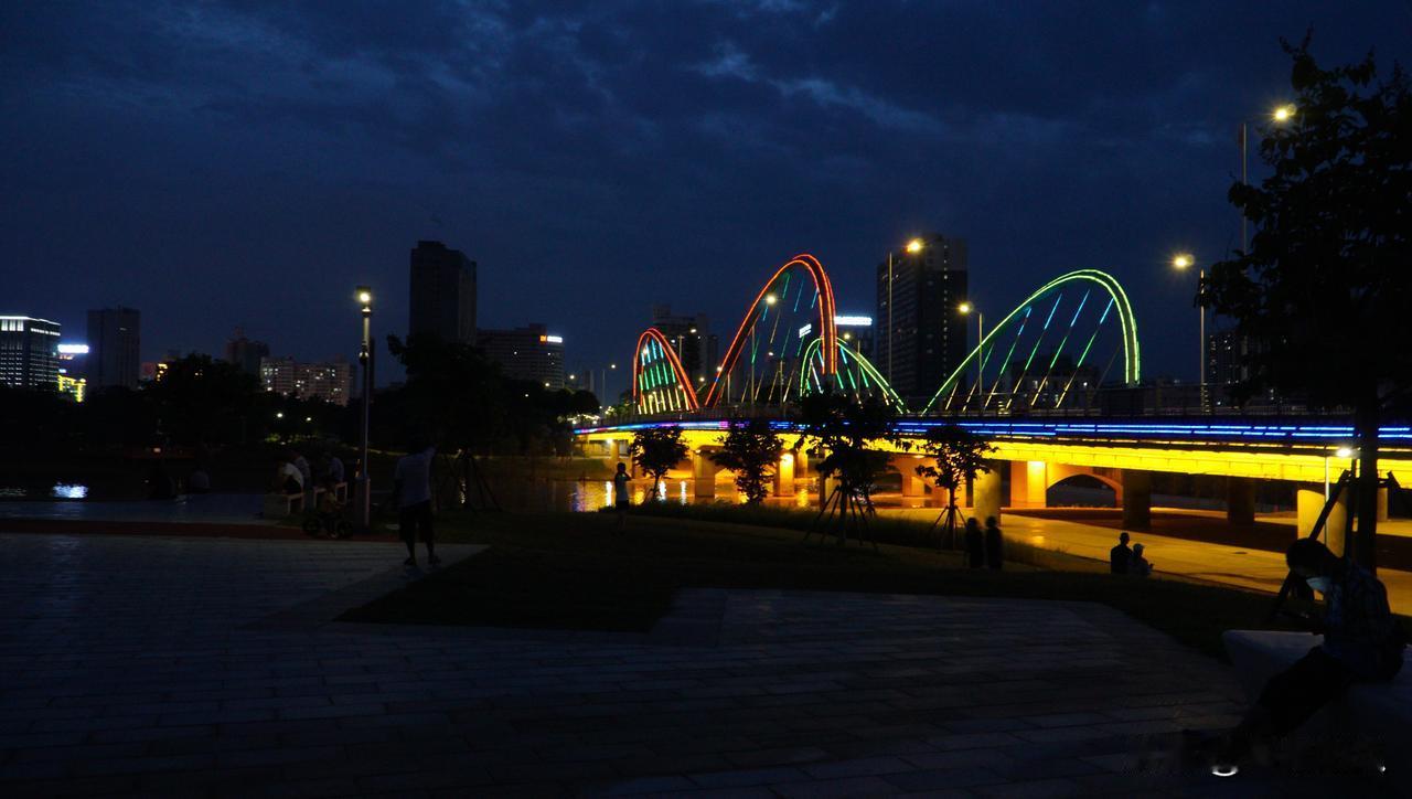 现在很多人说那些跳广场舞的，其实我就想不明白了，不跳广场舞他们能干啥？城市也就那