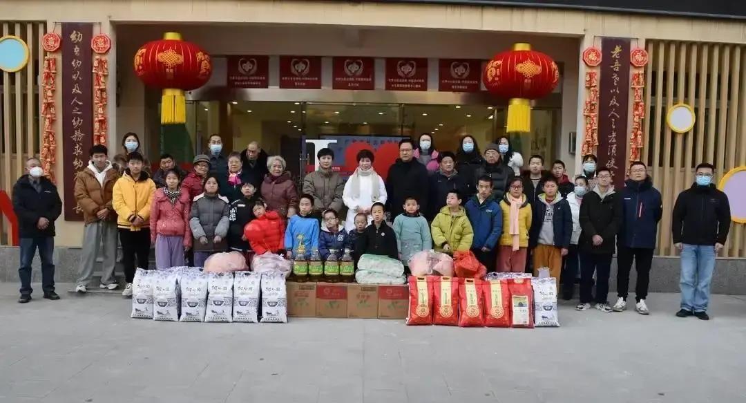我第一次想只领走弟弟，是因为那个姐姐盯我的眼神，让我浑身发冷。

那天我去福利院