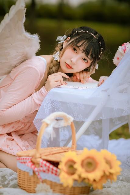 《孤女》
​
青衣素扇露愁颜，
​
小巷深深泪两行。
​
怜女何须心疼女，
​