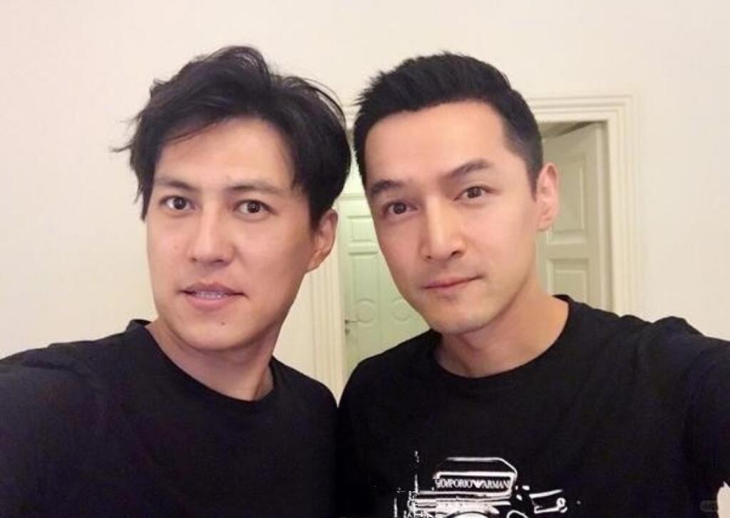 靳东与胡歌：从戏里明家兄弟，到戏外十年知己的硬核兄弟情
 
两人的友情依托《伪装