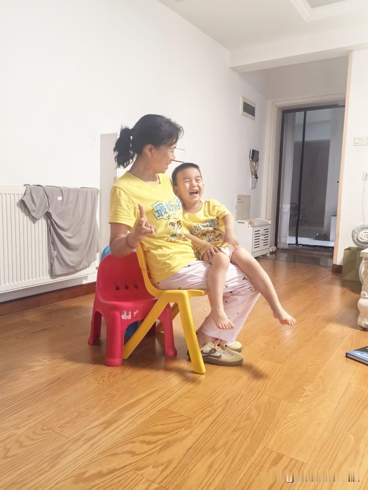 我家两个孙子特别喜欢上幼儿园。

今天早上，两个孙子不到六点就起床了，洗漱完了就