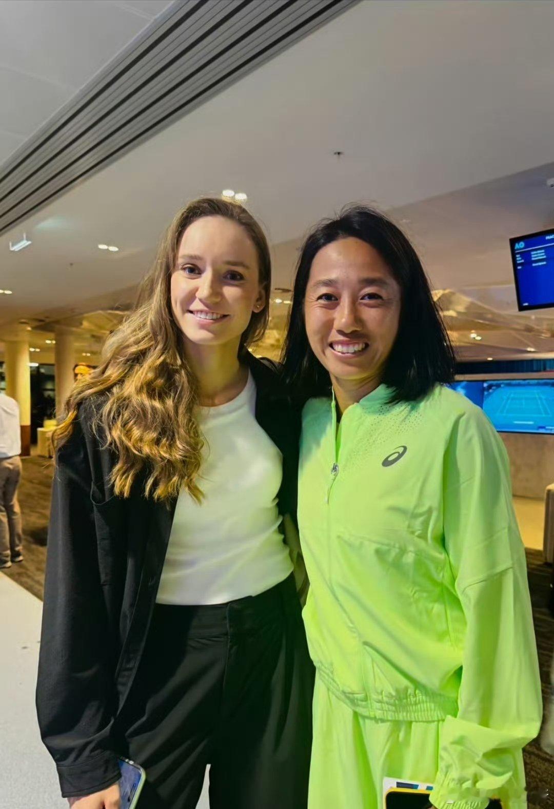 俩位新的一年各自安好，勇攀高峰吧莱巴与帅姐合影网球talking大会