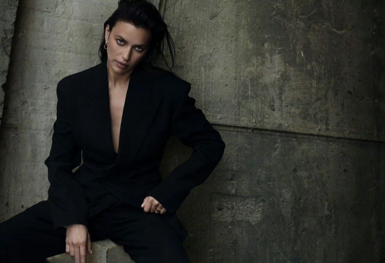 VOGUE Arabia 2026年10月刊正式发布，Irina Shayk 担
