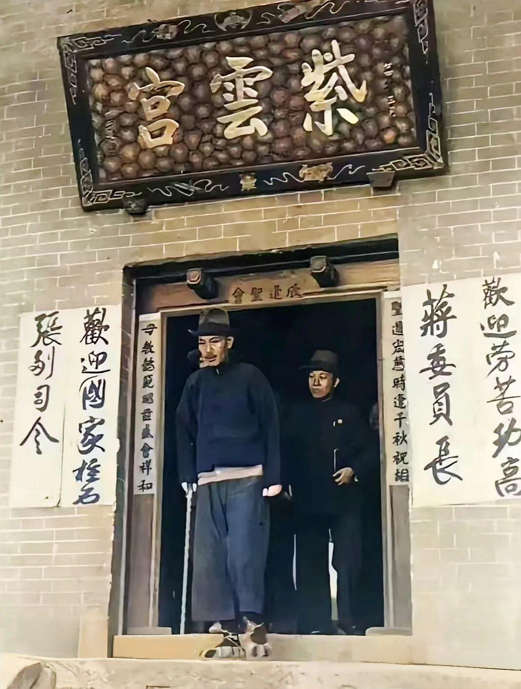 1936年10月24日 ，张副司令陪委员长上华山游玩，紫云宫门两旁的标语有点意思