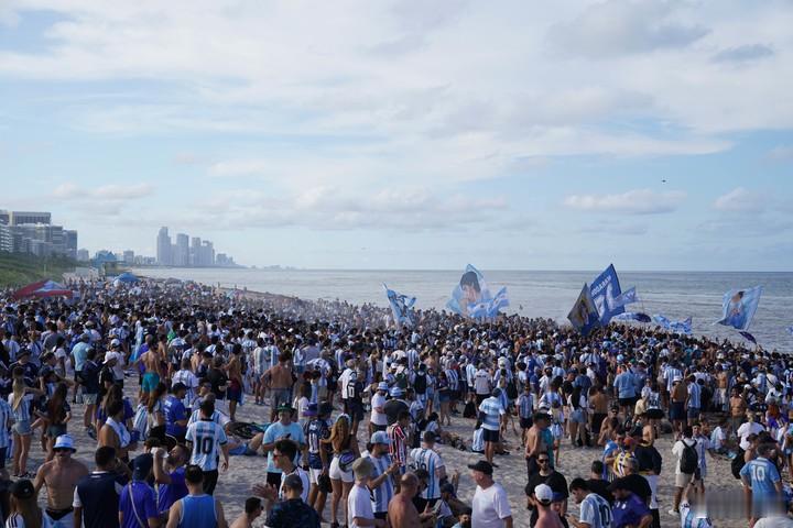 阿根廷vs佛得角 阿根廷球迷已经“攻陷”迈阿密海滩，他们聚集在一起，唱歌、跳舞，