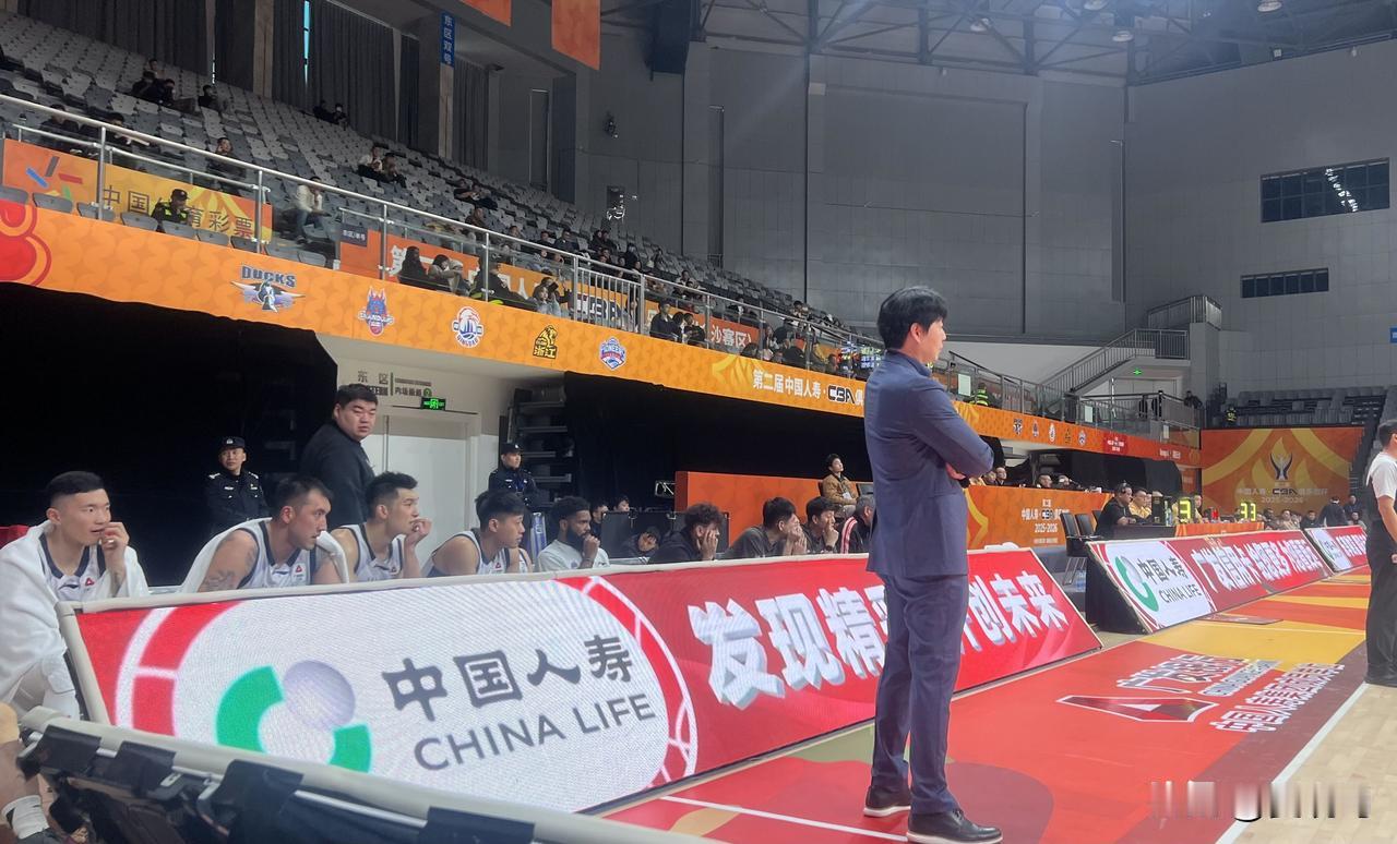 山东高速男篮在长沙取得俱乐部杯首胜，106:90拿下天津，令俱乐部董事长胡克生和