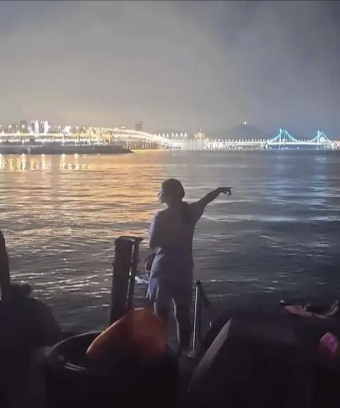 2026年8月15日下午，大连市国际雕塑公园海滨水域发生惊险一幕。两名未成年儿童