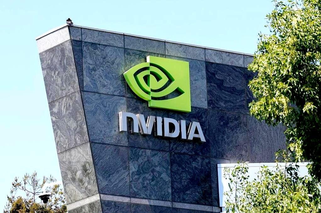 哎呀，看到这消息真是替老黄捏了把汗，当年他穿着唐装扭秧歌，那份“熟络”劲儿，我还