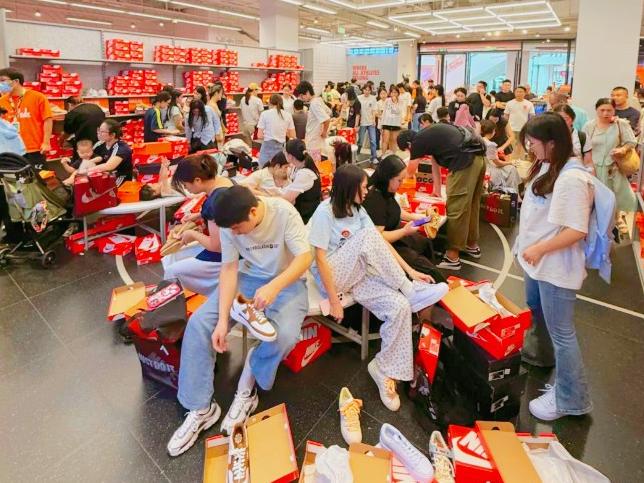 被现在年轻人的消费观吓了一跳！昨晚，和几个 00 后聊天，他们透露了几个现象，让