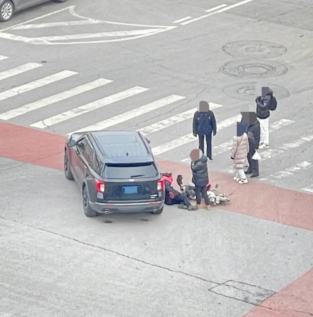 宁停三分不抢一秒，路口又出了状况，没有拍到全过程，感觉是SUV右拐弯碰到了电动车