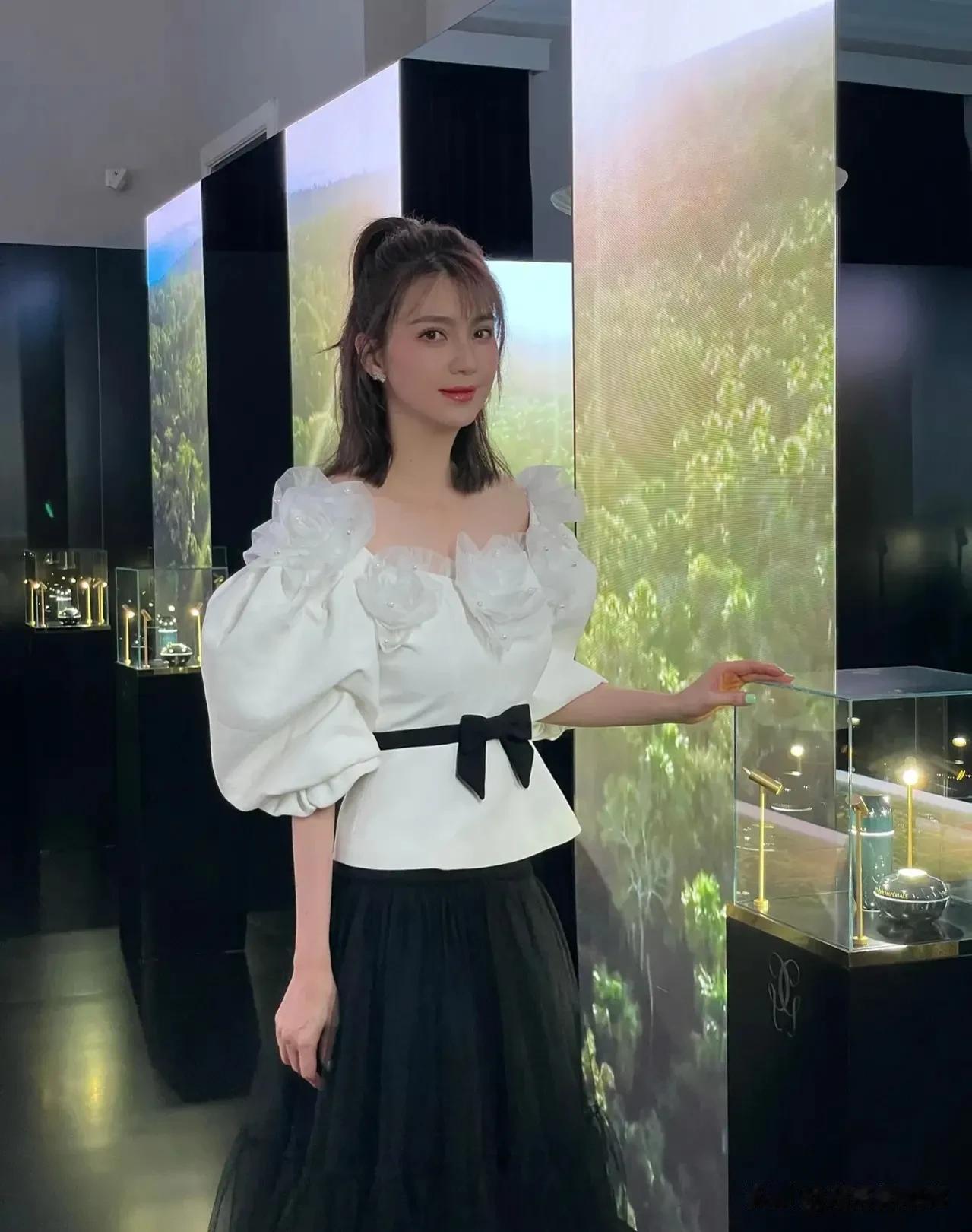 凌晨两点半，@洪欣 发了不到十个字的离婚消息，这是真的离婚了吗？如果是，这可能也
