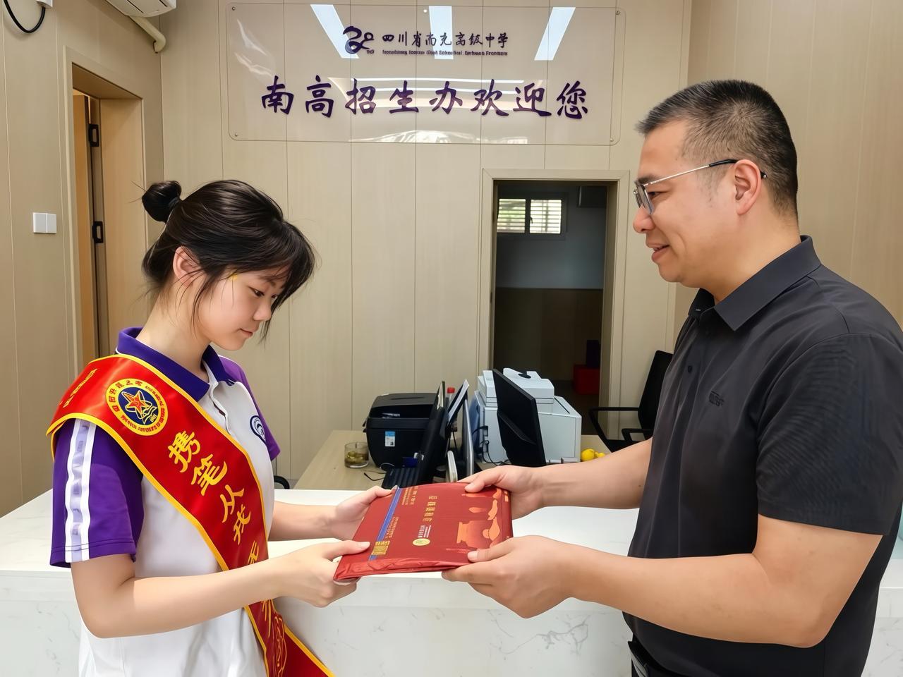 ［南充市首封高考录取通知书正式送达］

7月14日上午，南充高中顺庆校区学子侯奕