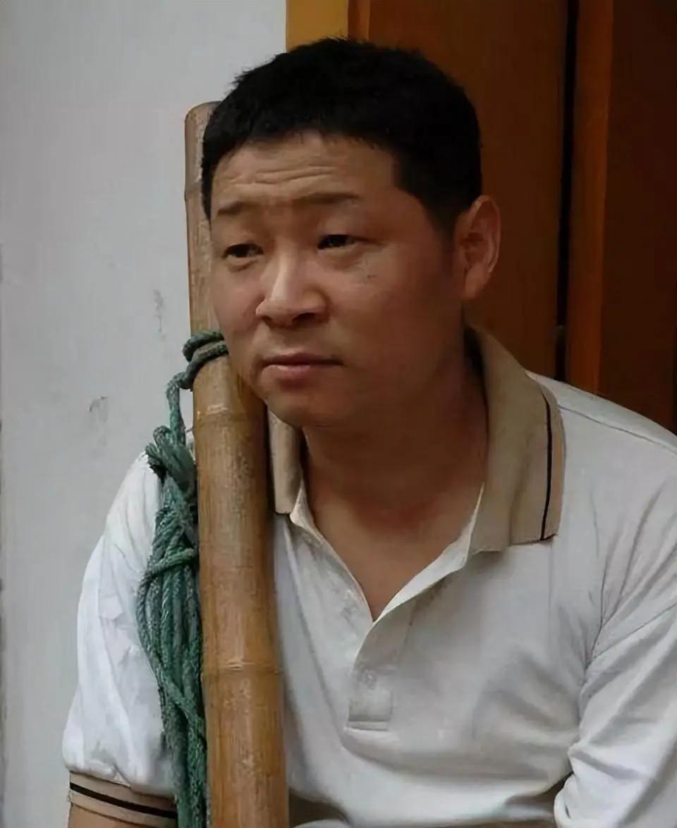 一次，主持人问赵亮：“你以前跟张国立演戏的，现在怎么去养鸡了？”赵亮说：一只鸡卖