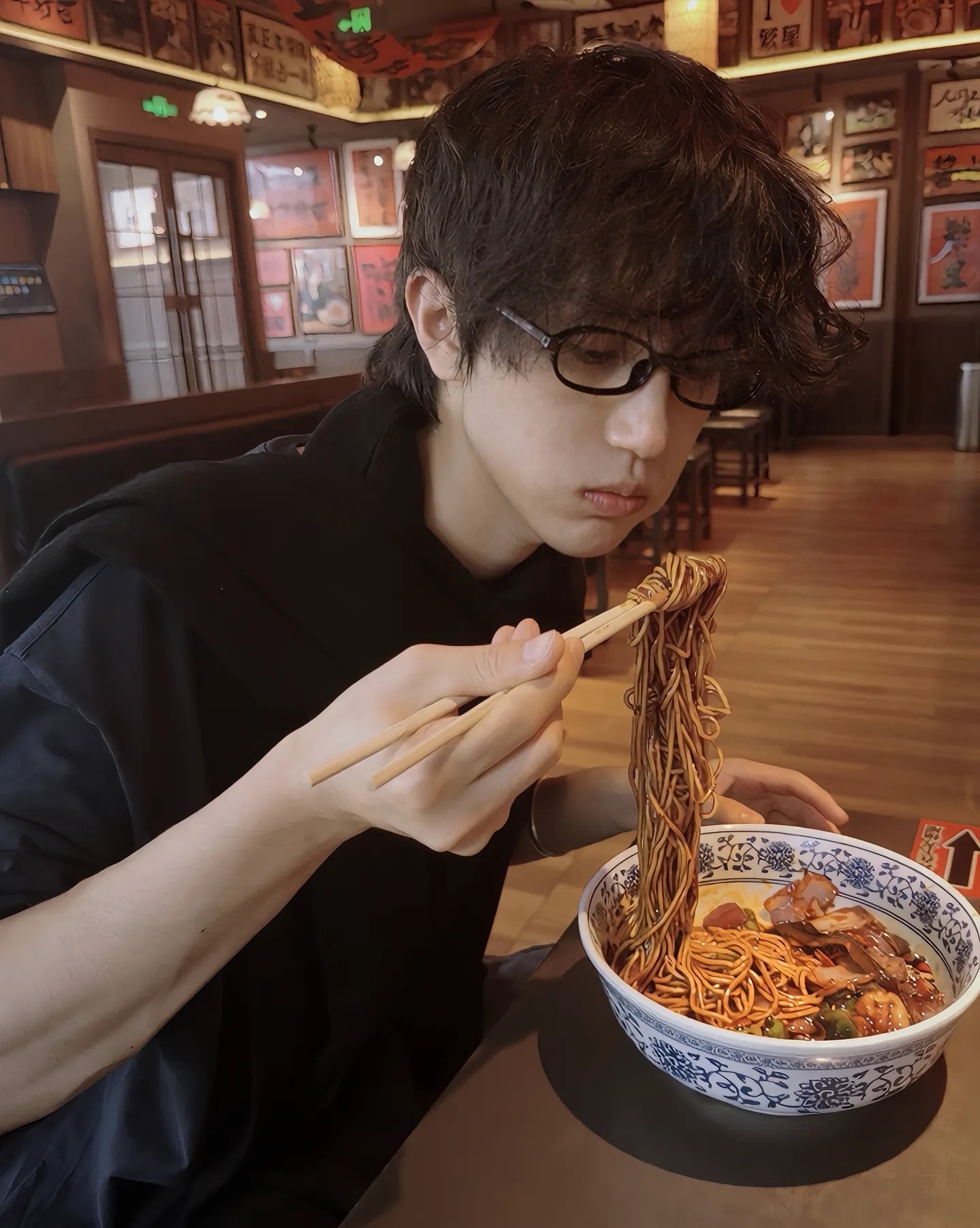 张翅🫘更新的这两张营业真的很日系美男 ​​​