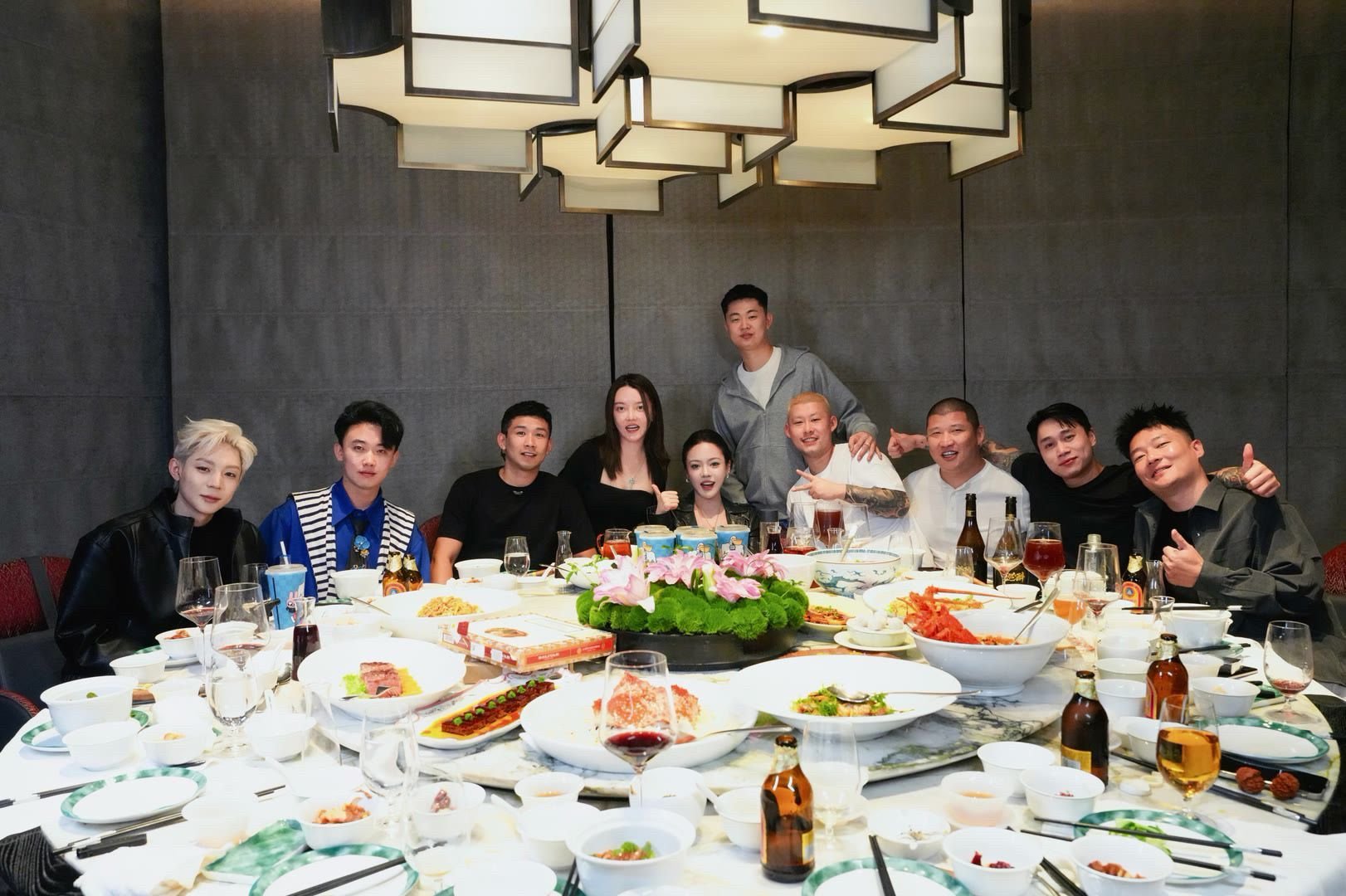 蛋蛋庆祝脱离辛选独立创业成功一周年，杭州饭局宴请各大网红照片曝光，从左至右依次是