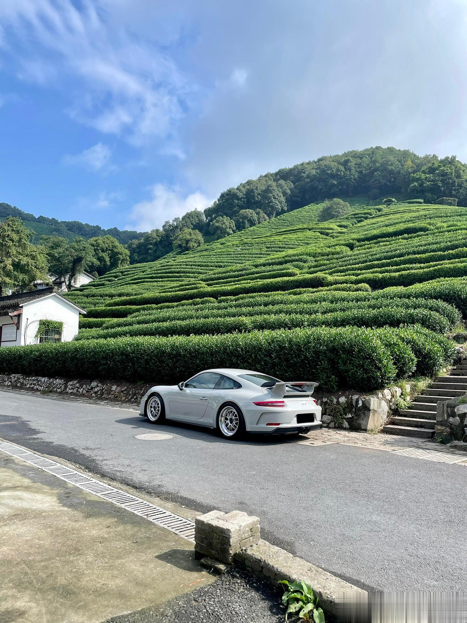 嘿嘿，又拍摄了一台GT3[耶]还在上海网红路口偶遇了一台白色GT Blackse