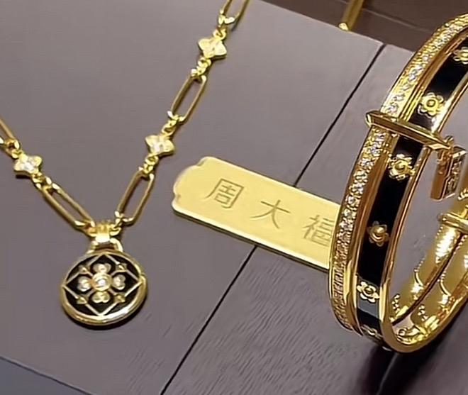 奢华金饰，富贵象征，周大福品牌，闪耀夺目！