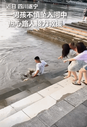 他的妻子很爱他，第一时间去拉他的手，即使摔倒也没松手![比心][赞]