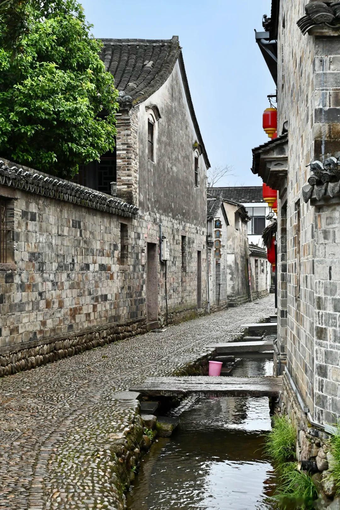 漫步幽深街巷，邂逅江南古村的温润烟火。 ​​​