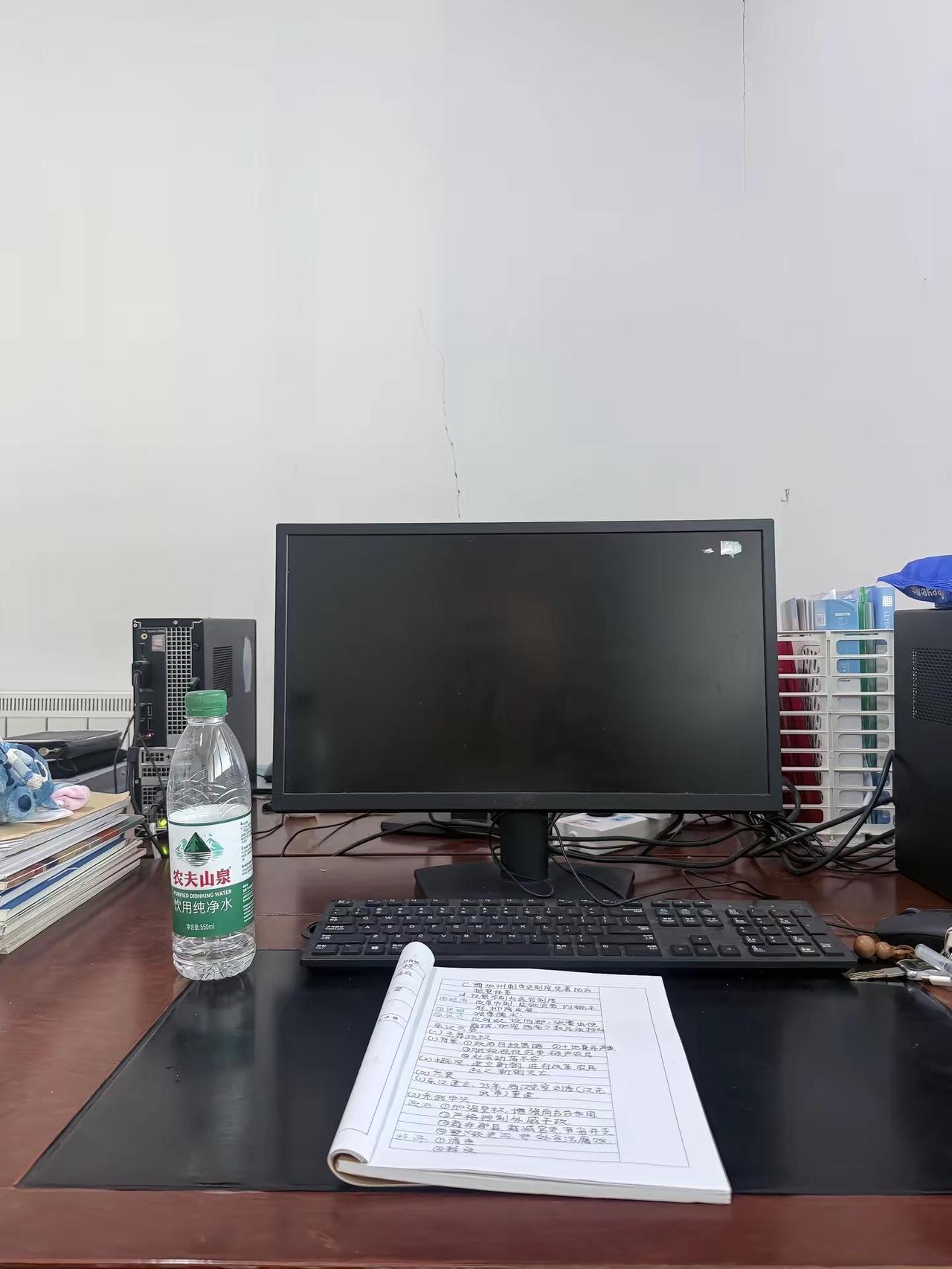 我要上班了 你们都有男人买吃买喝 有人养 我不行 我一天不上班 我的拼多多先用后