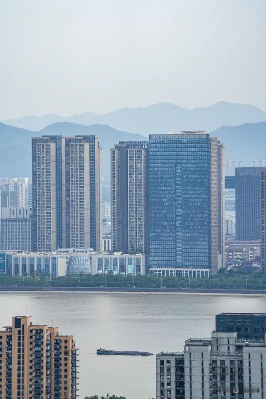 杭州滨江豪宅市场何去何从 杭州滨江豪宅市场到底会咋样？这走向还真让人摸不着头脑。