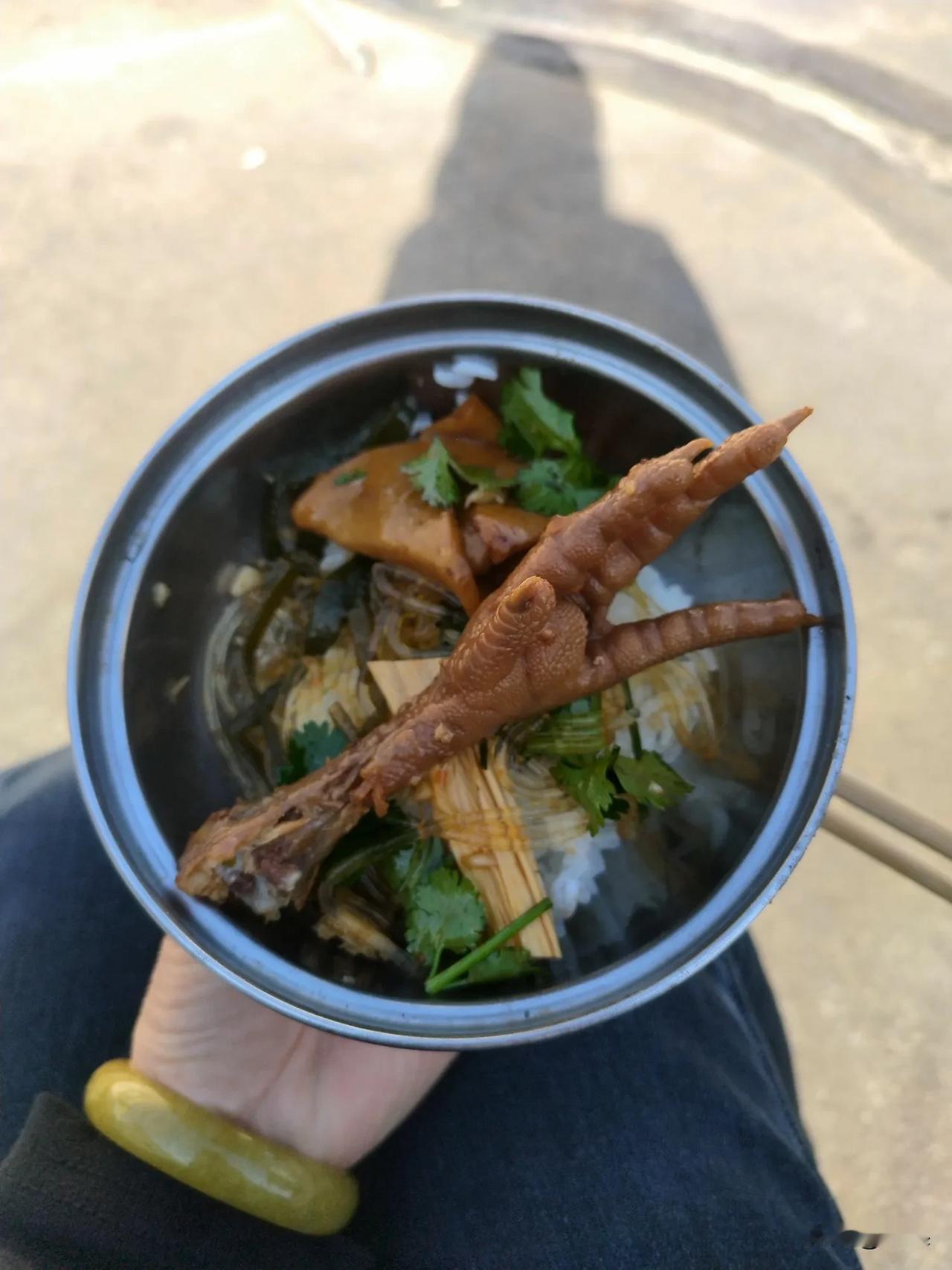 中年夫妻分居的尽头会离婚吗？我租房子的邻居都是陪读妈妈。只有隔壁姐是每星期过来两