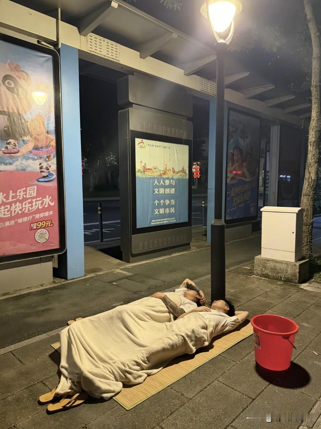 刚刷到这种视频的时候感觉还挺可怜，没工作手里又没钱只能睡大街，结果进主页一看，根