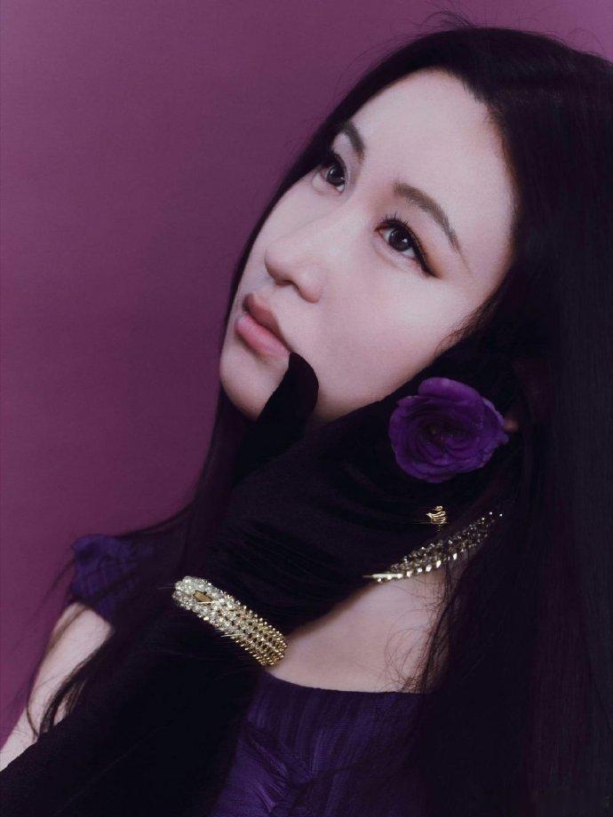 歌手直播锤娜丽莎造型 百变大咖秀单依纯歌手2026打破固有刻板印象，不止搞笑多才