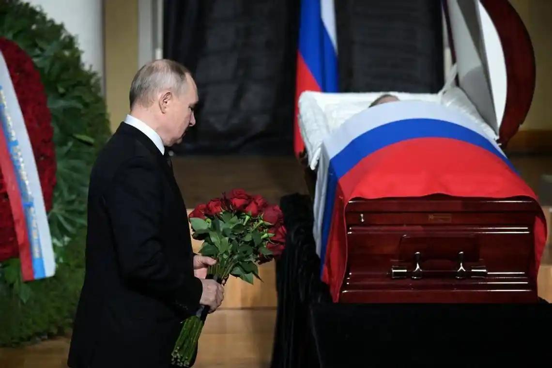 被逼无奈？！
俄罗斯恐要迁都。

原因很简单。
莫斯科最近不太平。

又是无人机