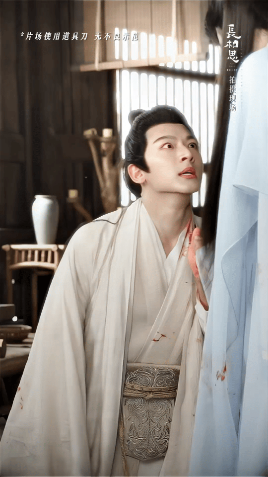 #夭玹决裂名场面# 我的妈呀！张晚意演玱玹疯批的状态也太好了吧[哇]真就整个人丧