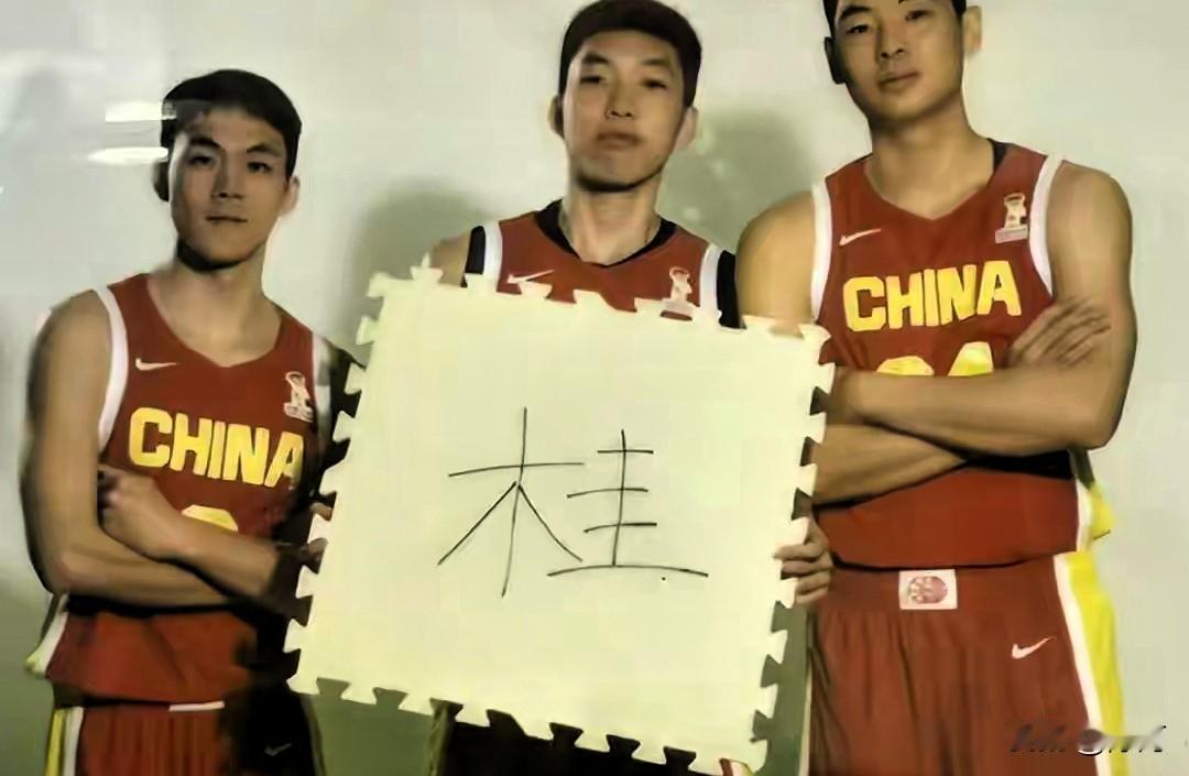 中国男篮征战亚运会12人大名单出炉，他们分别是：庞峥麟、廖三宁、崔永希、胡金秋、