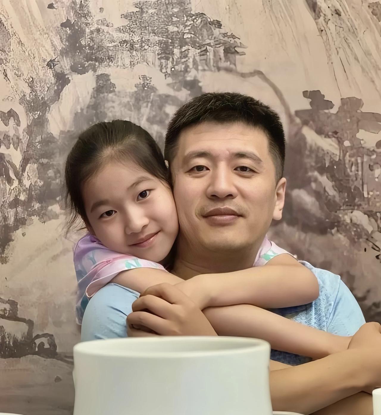 张雪峰啊张雪峰，你干嘛那么拼命，你就不能悠着点吗？你两眼一闭说走就走了，你的女儿