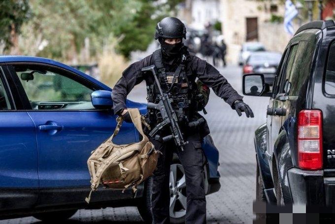 希腊爆发2000发子弹的超级枪战
但只有2人死亡，枪法不咋的。

克里特岛沃里齐