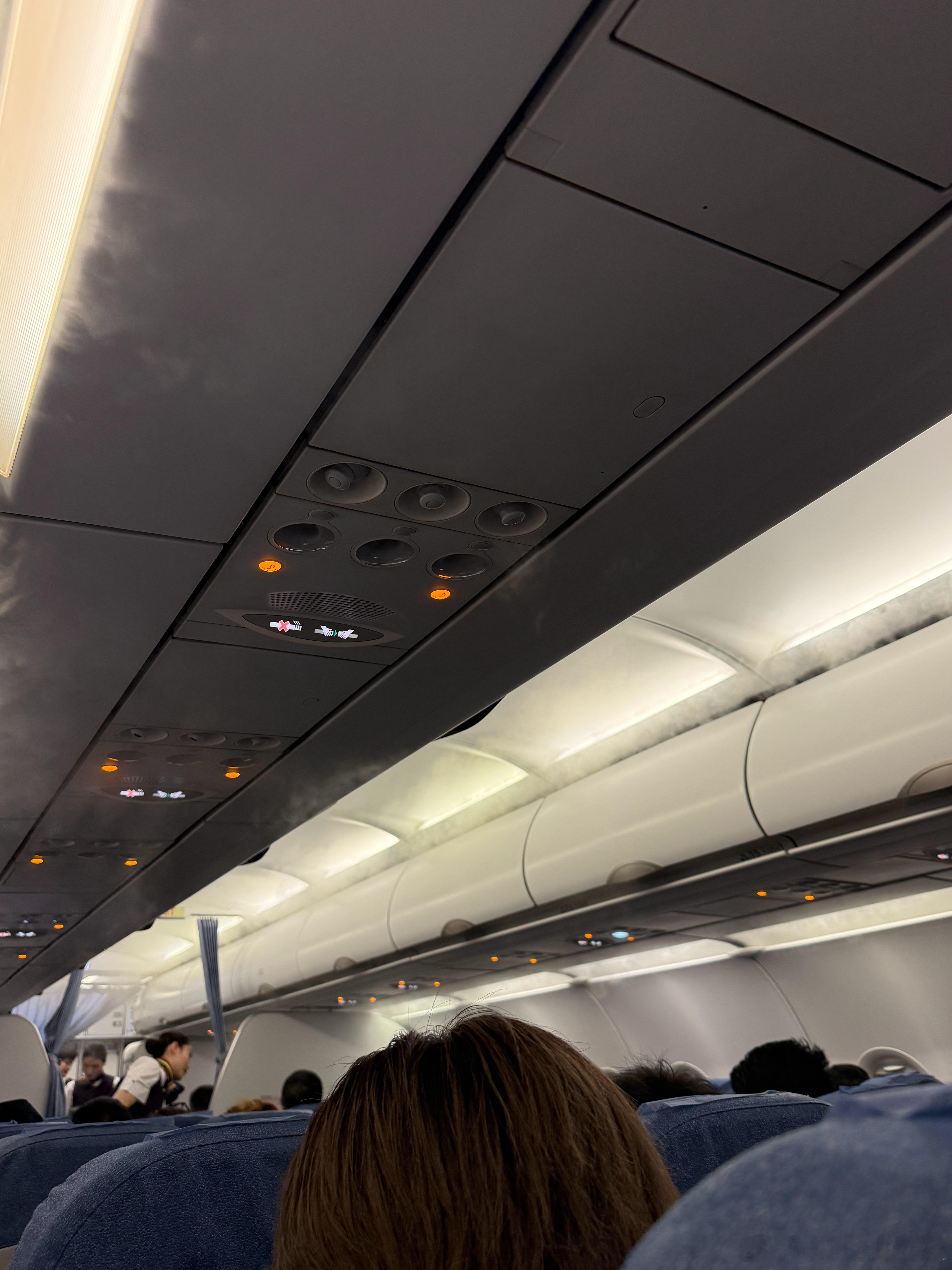 本来想买一个头等舱的 想想算了 这个月还给铁粉互动榜发红包🧧我就委屈一点吧 座