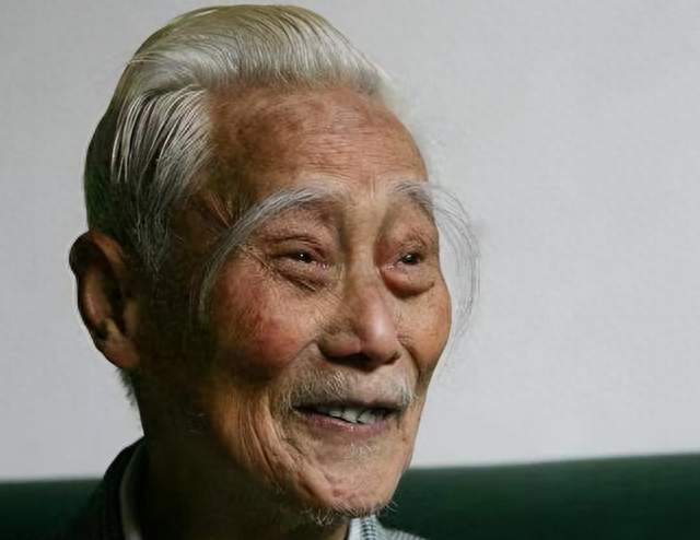 上了年纪后，眉毛越来越长暗示什么？是长寿特征，还是疾病信号？