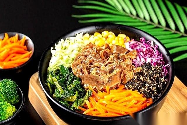 九点半左右回来的垚垚低头吃着牛肉窝蛋拌饭，当面呛丽芳说这比她做的好吃。
丽芳从四