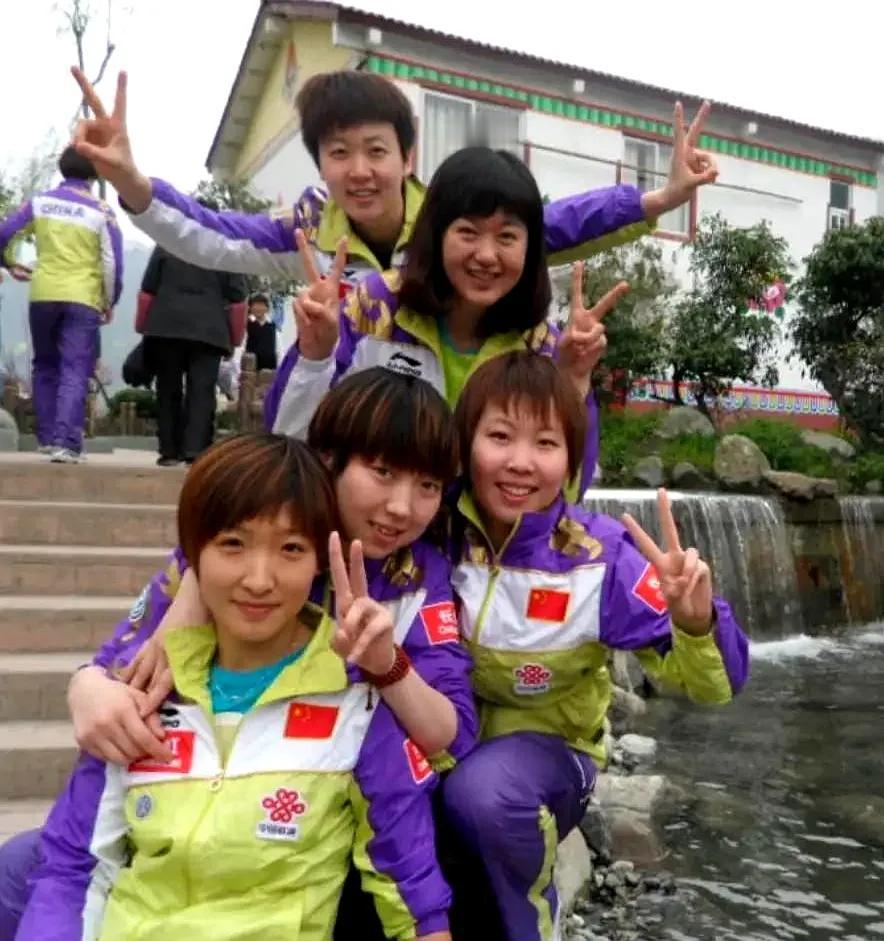 国乒5位球员同框旧照：

我只认出了眉欢眼笑的世界杯''五冠王''刘诗雯，朱唇皓