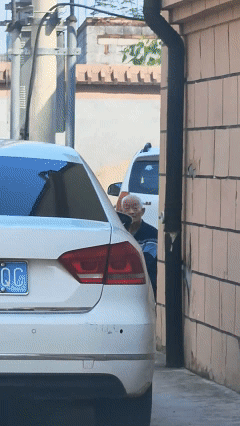 这一刻她就是最幸福的孙女。

当得知孙女要开三百多公里的车回家，不放心的爷爷在楼