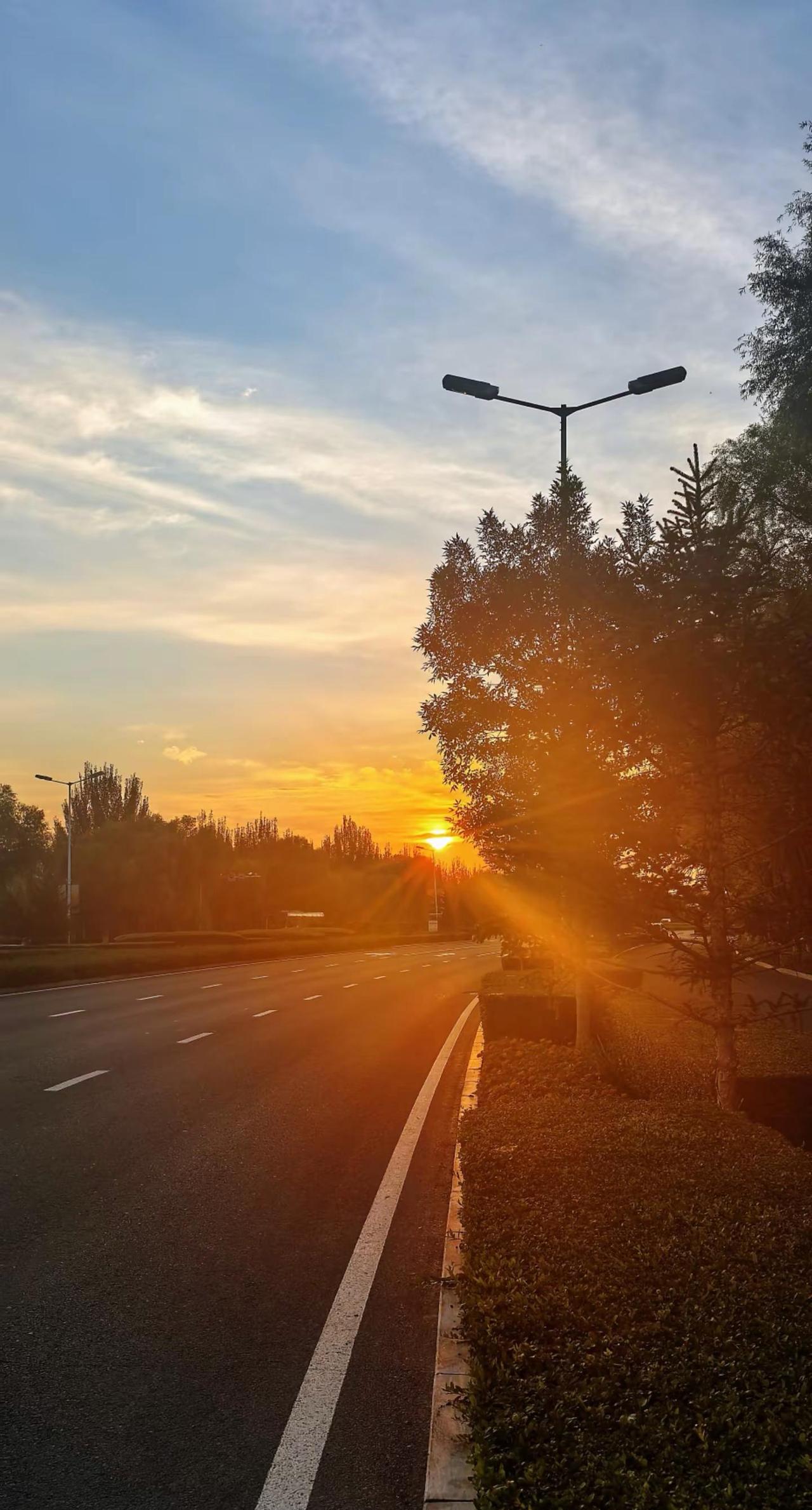 朝霞漫天 万事向新追日路上 不负每一个朝阳 打卡 摄影技巧