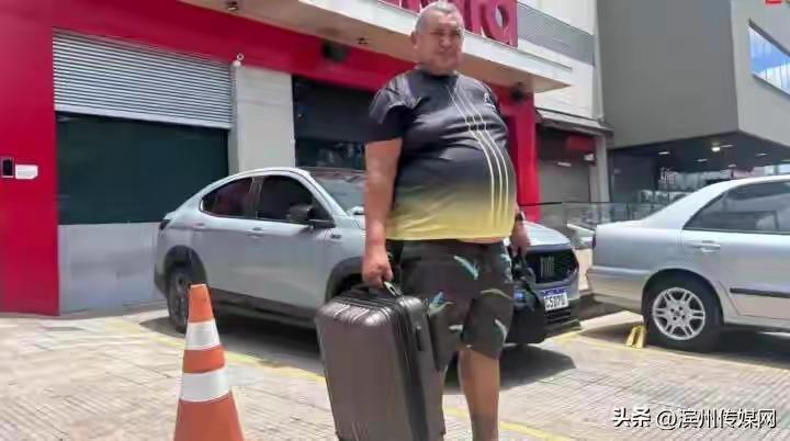 国外，一男子把全部家当都卖掉了，奔赴2000公里见网恋爱人，见面才发现，心心念念