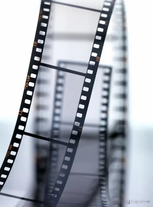 我看过不少经典电影。《傲慢与偏见》就很值得N刷，豆瓣评分8.7。影片里伊丽莎白与