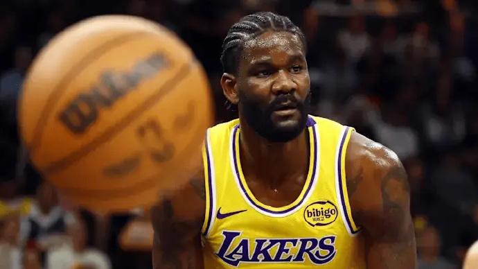 不是受伤？美媒爆料艾顿伤情：

“艾顿的左膝是个烟雾弹。”

“雷迪克彻底放弃了