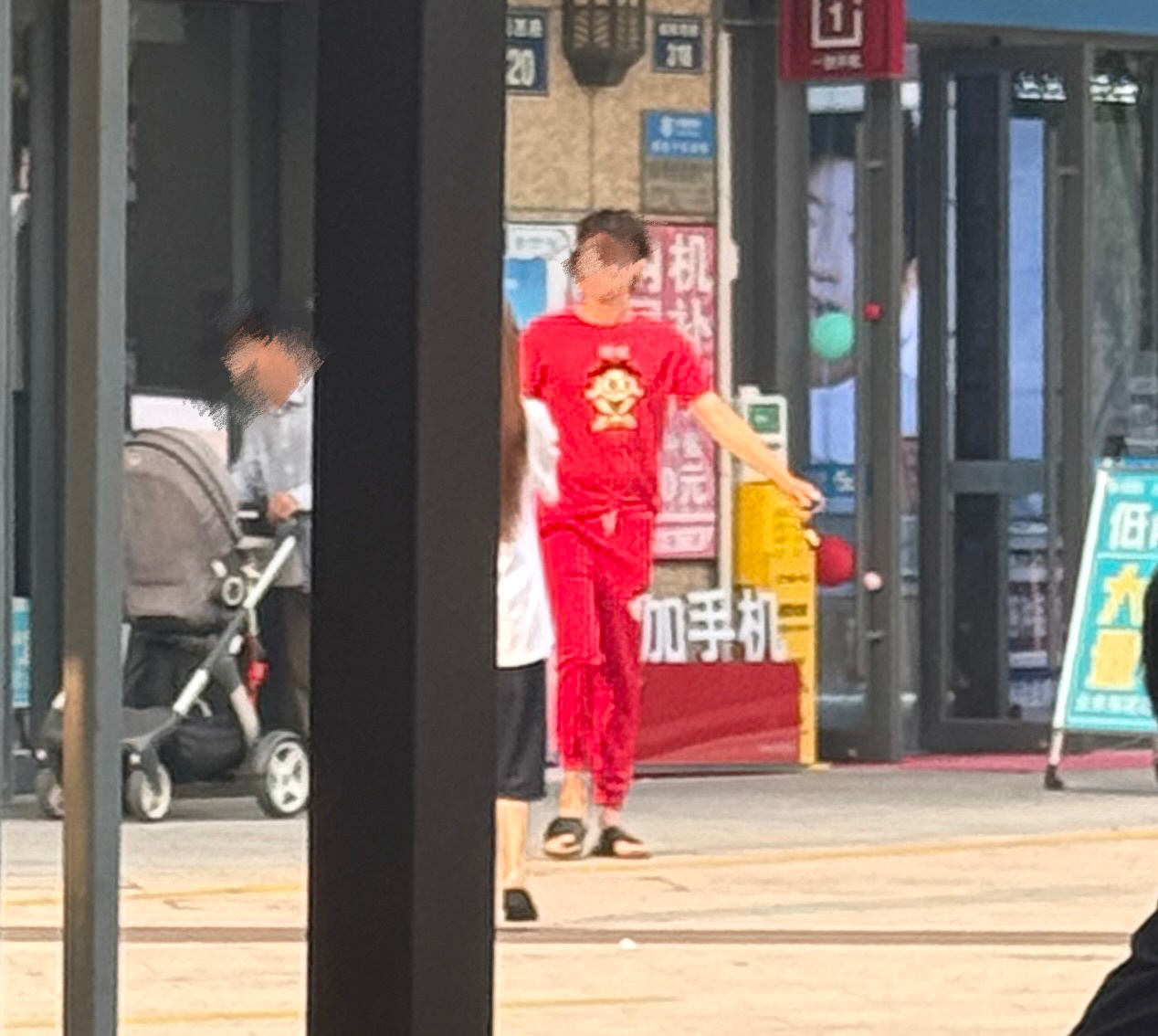 我还是脸皮太薄了别人做自媒体在外面穿旺仔套装拍视频我路过甚至不敢正眼看他 
