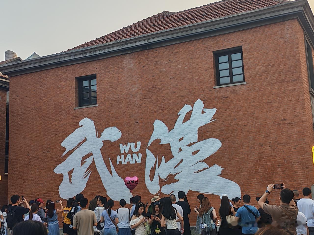 表哥的一番话，让我看清了当今年轻人的“月光”真相。

昨晚和表哥喝酒，聊起现在年
