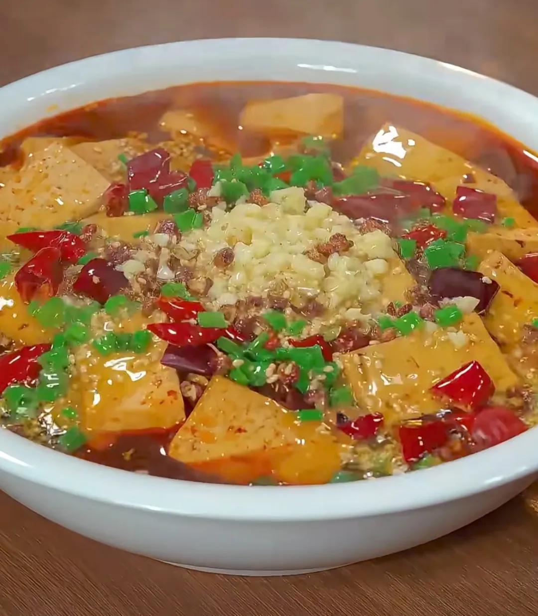 昨天在独山大道一家饭店吃了一道“水煮豆腐”，感觉不错，给大家分享一下。

说是“